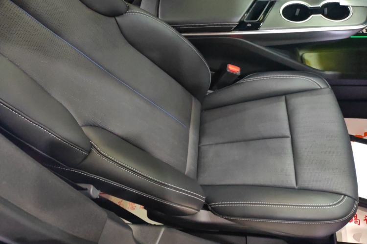 Used Cadillac LYRIQ 2024 Rear-Drive Standard Range Luxury Edition Right Front Seat