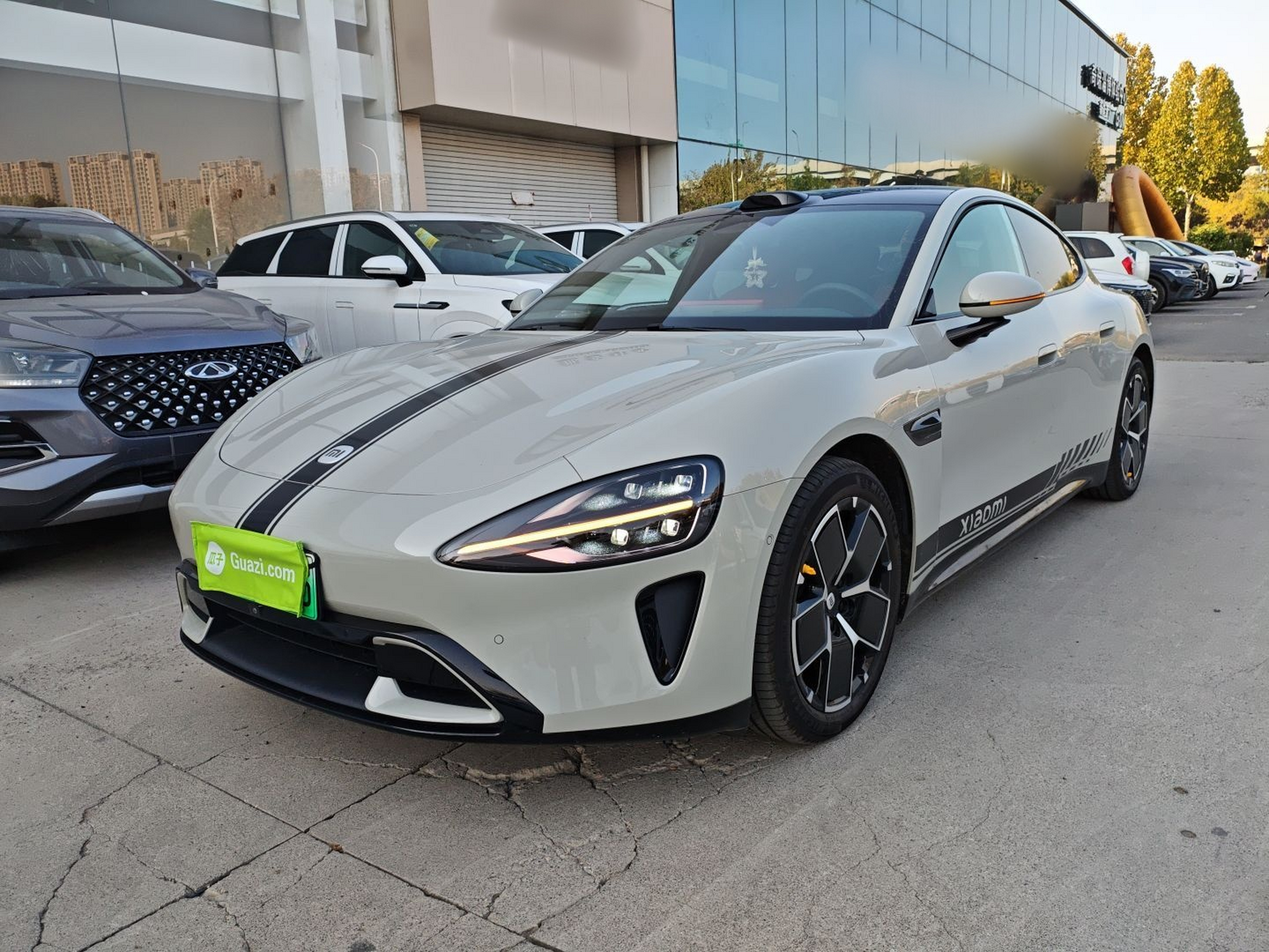 Под передней частью автомобиля