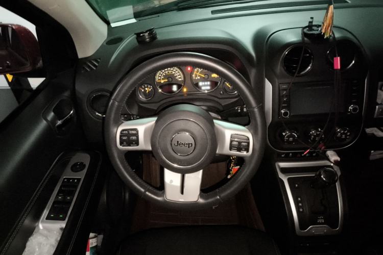 Used Jeep Compass 2014 2.0L two-wheel drive luxury version
