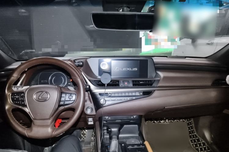 Used Lexus ES 2020 260 Excellence Edition Center Console