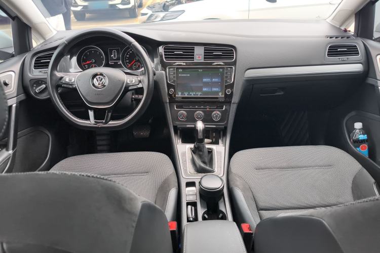 Used Volkswagen Golf 2018 230TSI Automatic Comfort Model Center Console