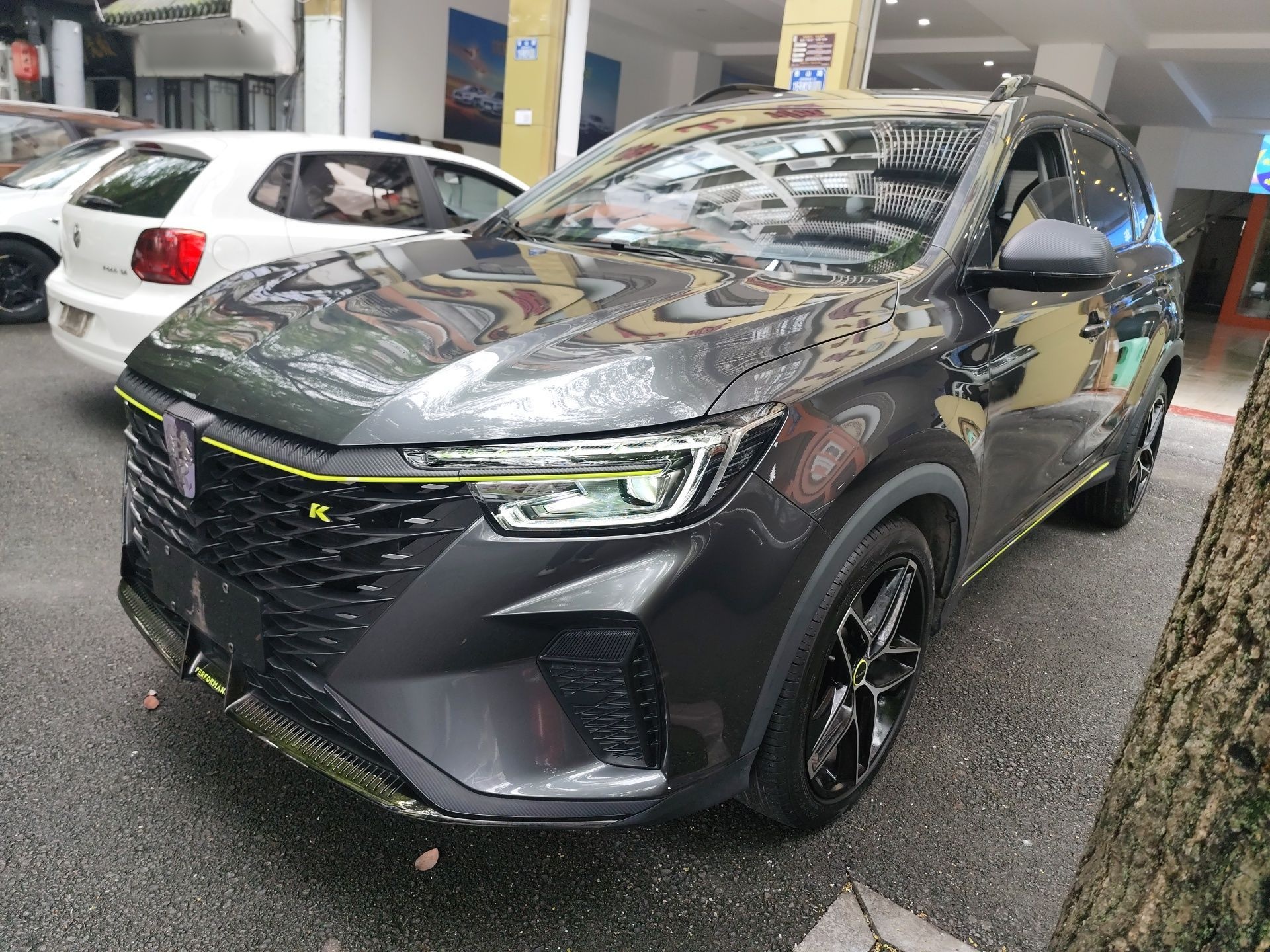 Под передней частью автомобиля