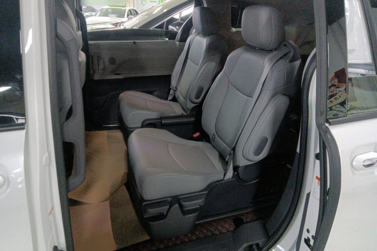 Used Toyota Granvia 2023 2.5L Hybrid Comfort Edition
