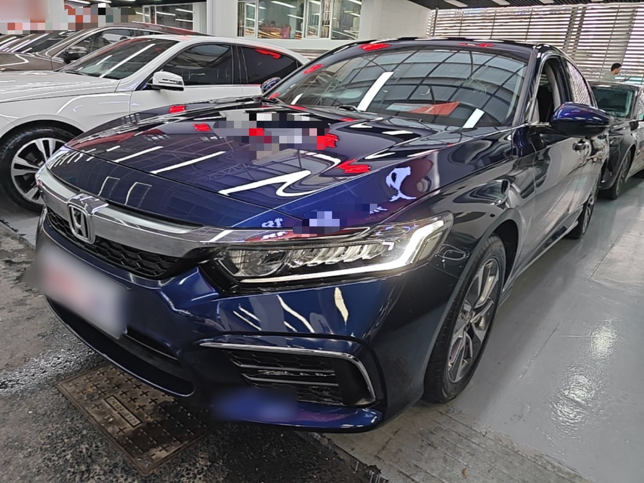 Под передней частью автомобиля