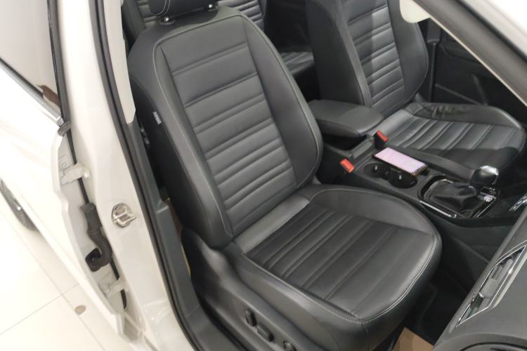 Used Volkswagen Touran 2016 Volkswagen Touran L 280TSI DSG Luxury Edition Right Front Seat