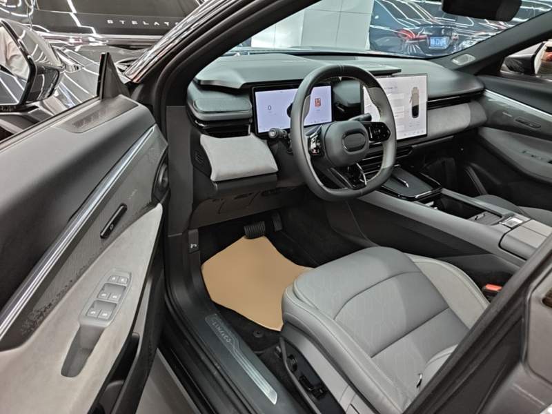 Used Lynk & Co 08 EM-P 2025 120km Long-Range Pro — 15