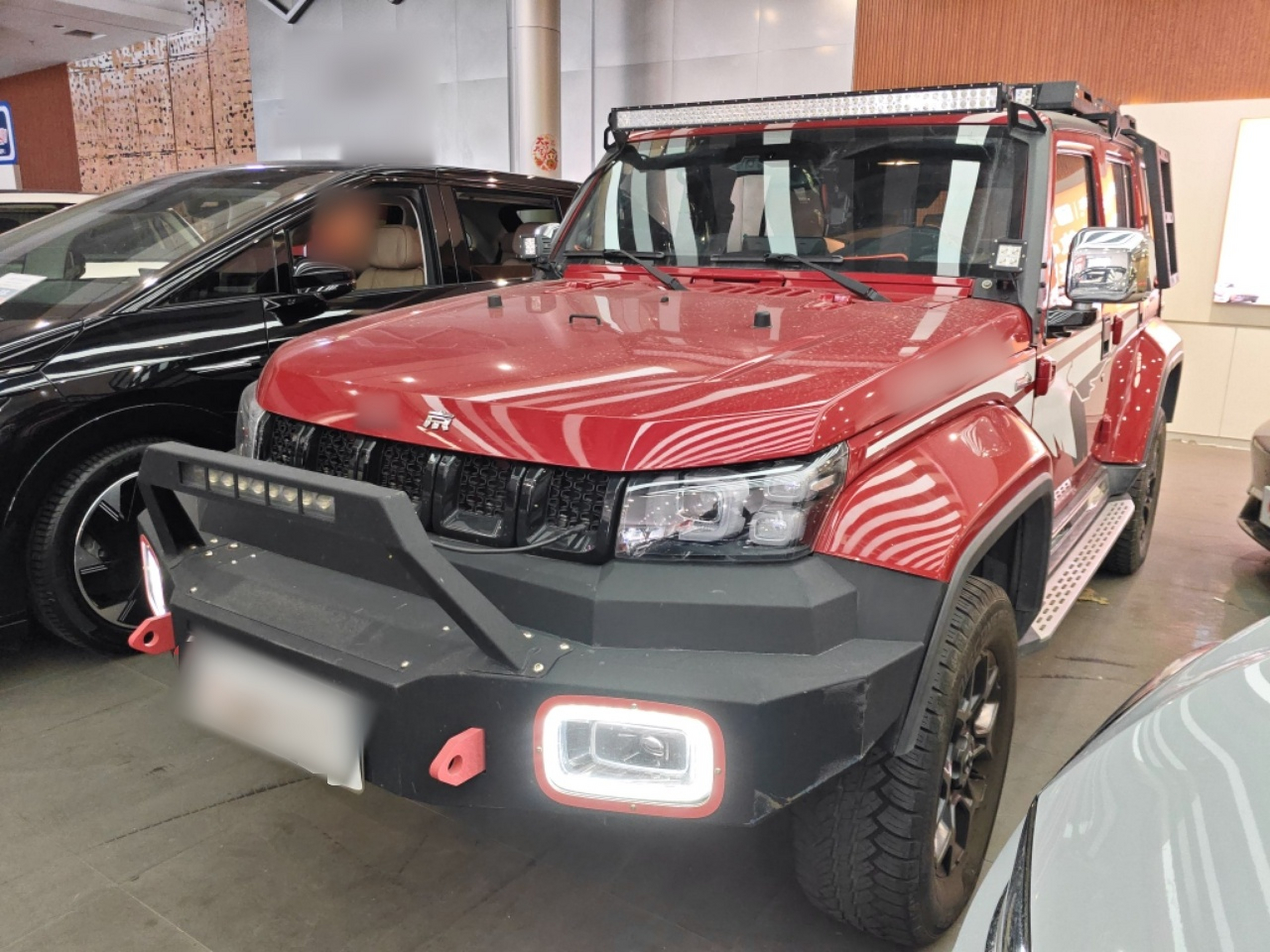 تحت مقدمة السيارة