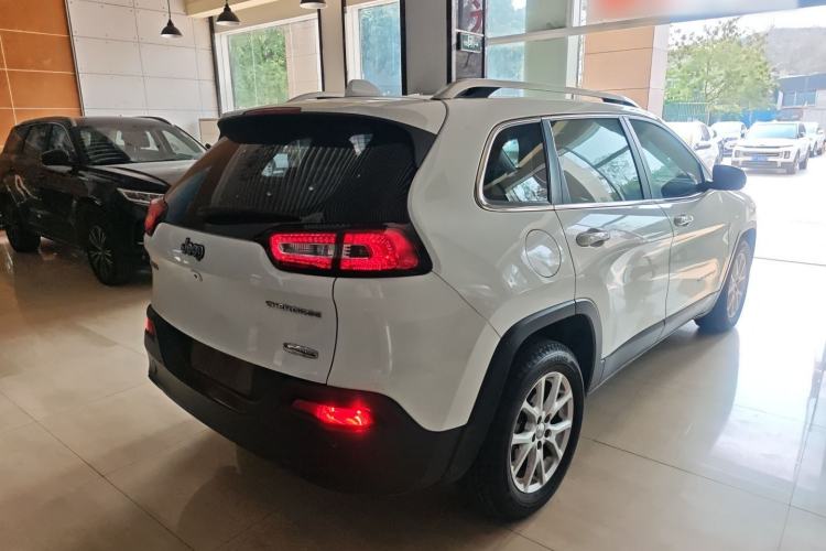 Used Jeep Cherokee 2016 2.0L Superior Edition
