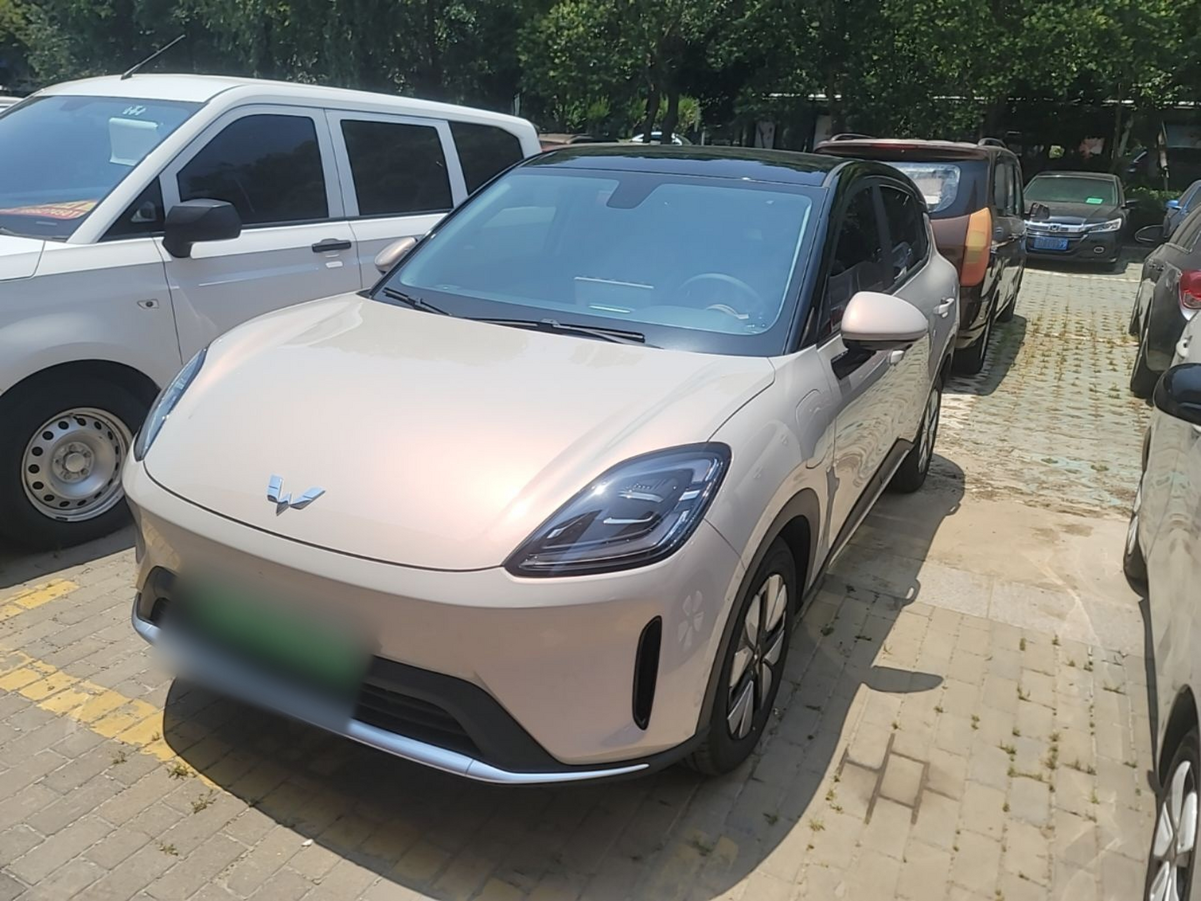 Под передней частью автомобиля
