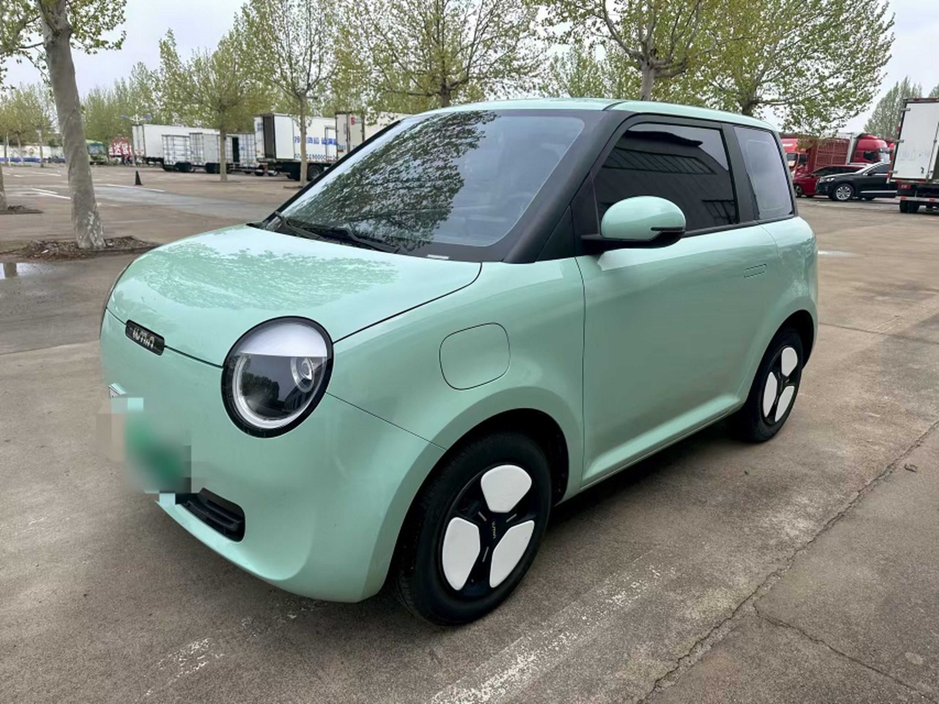 تحت مقدمة السيارة