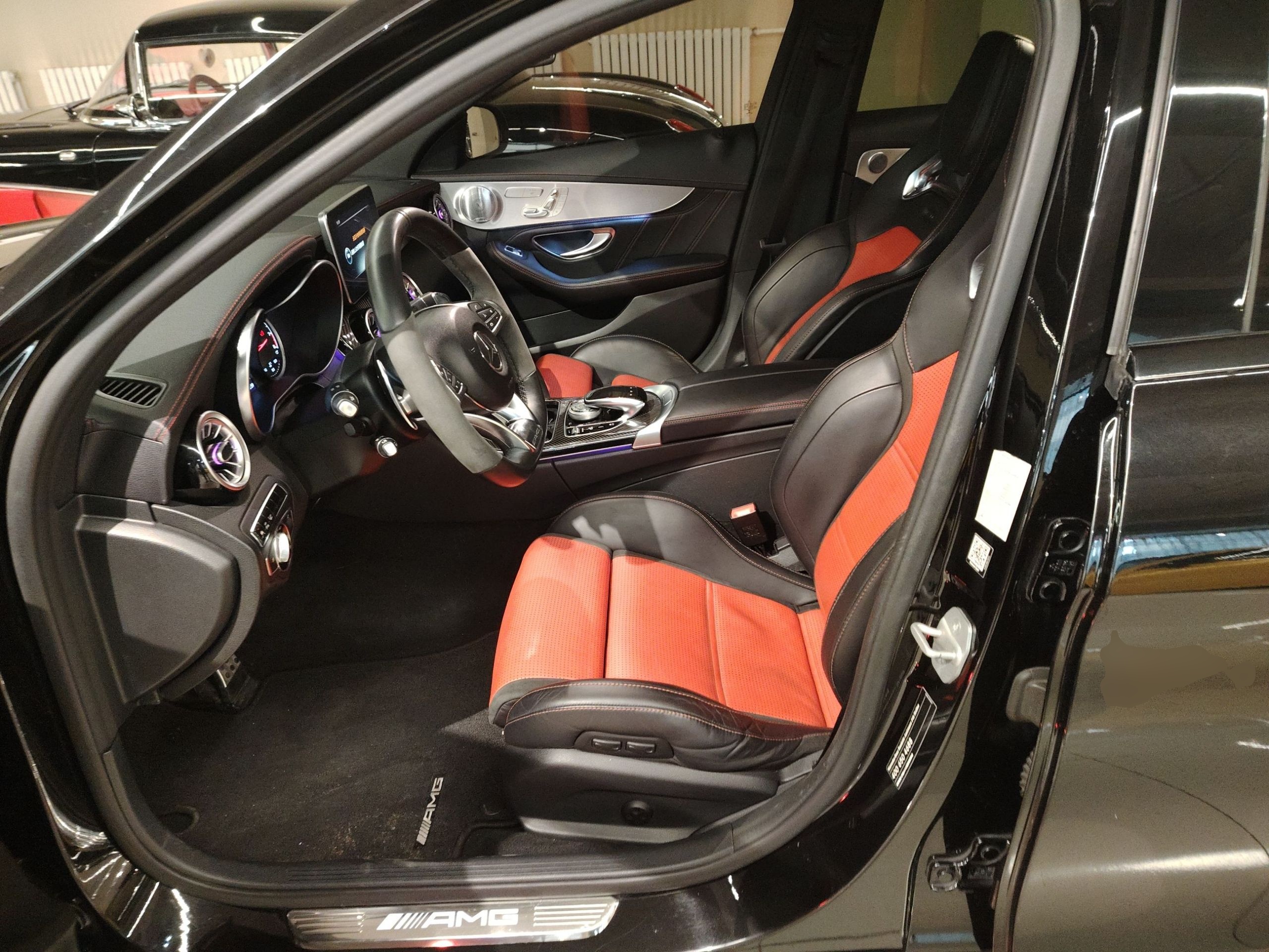 المقاعد الأمامية داخل السيارة