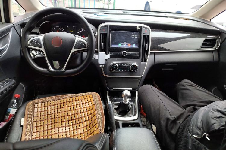 Used BYD Song MAX 2017 1.5T Manual Comfort 7-Seater Center Console