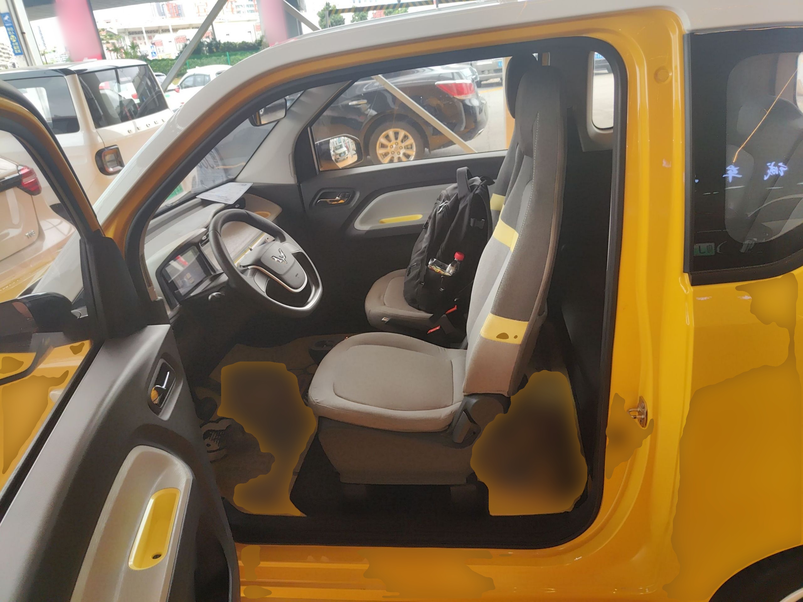 المقاعد الأمامية داخل السيارة