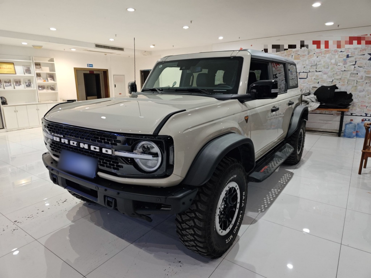 تحت مقدمة السيارة