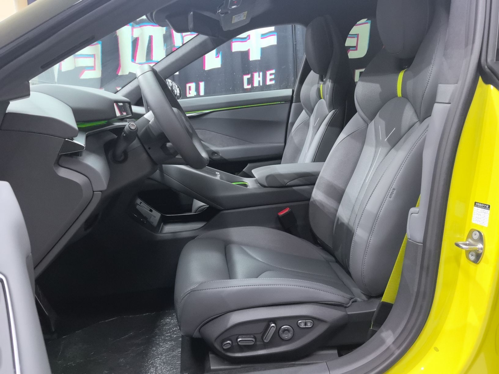 المقاعد الأمامية داخل السيارة