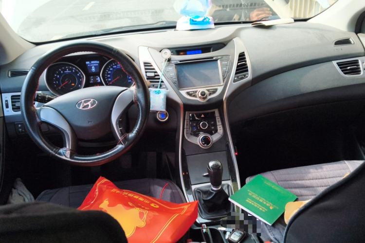 Used Hyundai Elantra (5th Generation / Langdong) 2015 1.6L Manual Leading Model Center Console