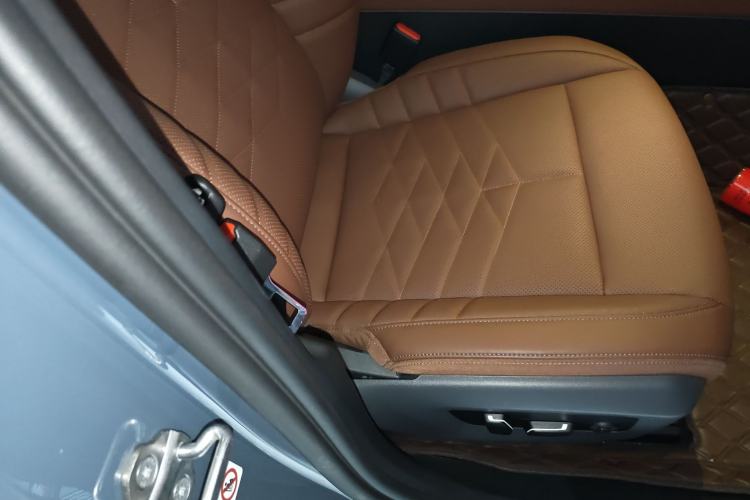 Used BMW 5 Series 2024 530Li Luxury Edition M Sport Package Right Front Seat