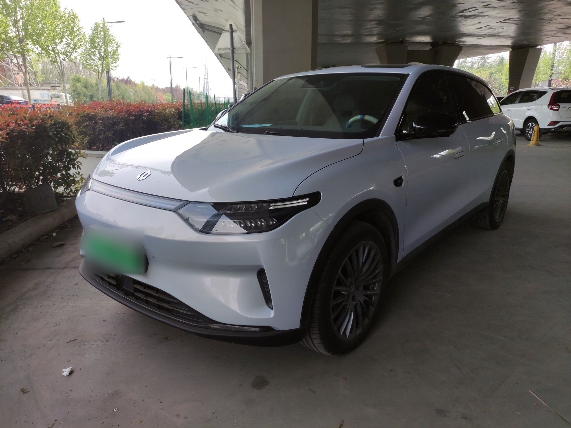 Под передней частью автомобиля