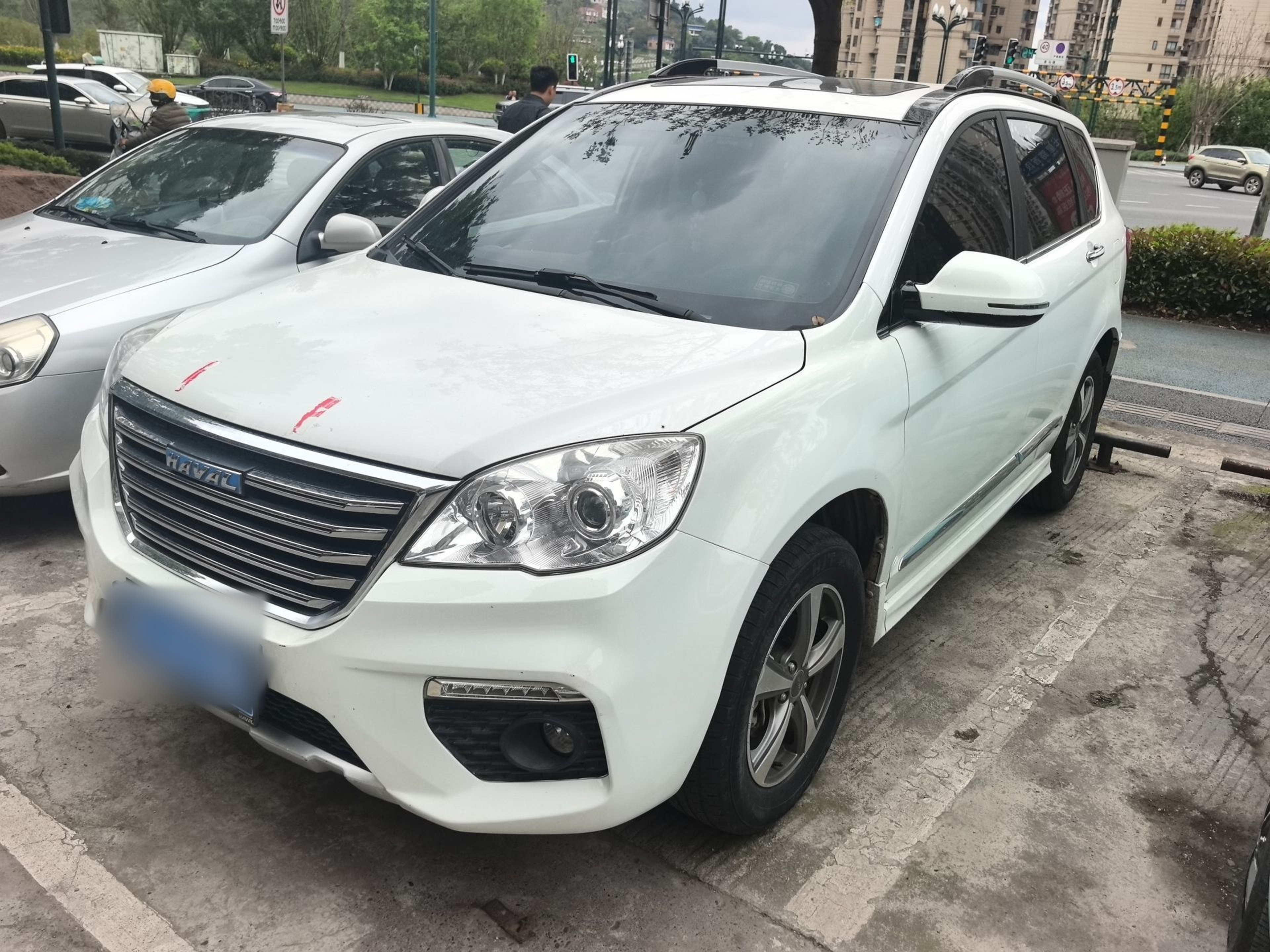 Под передней частью автомобиля