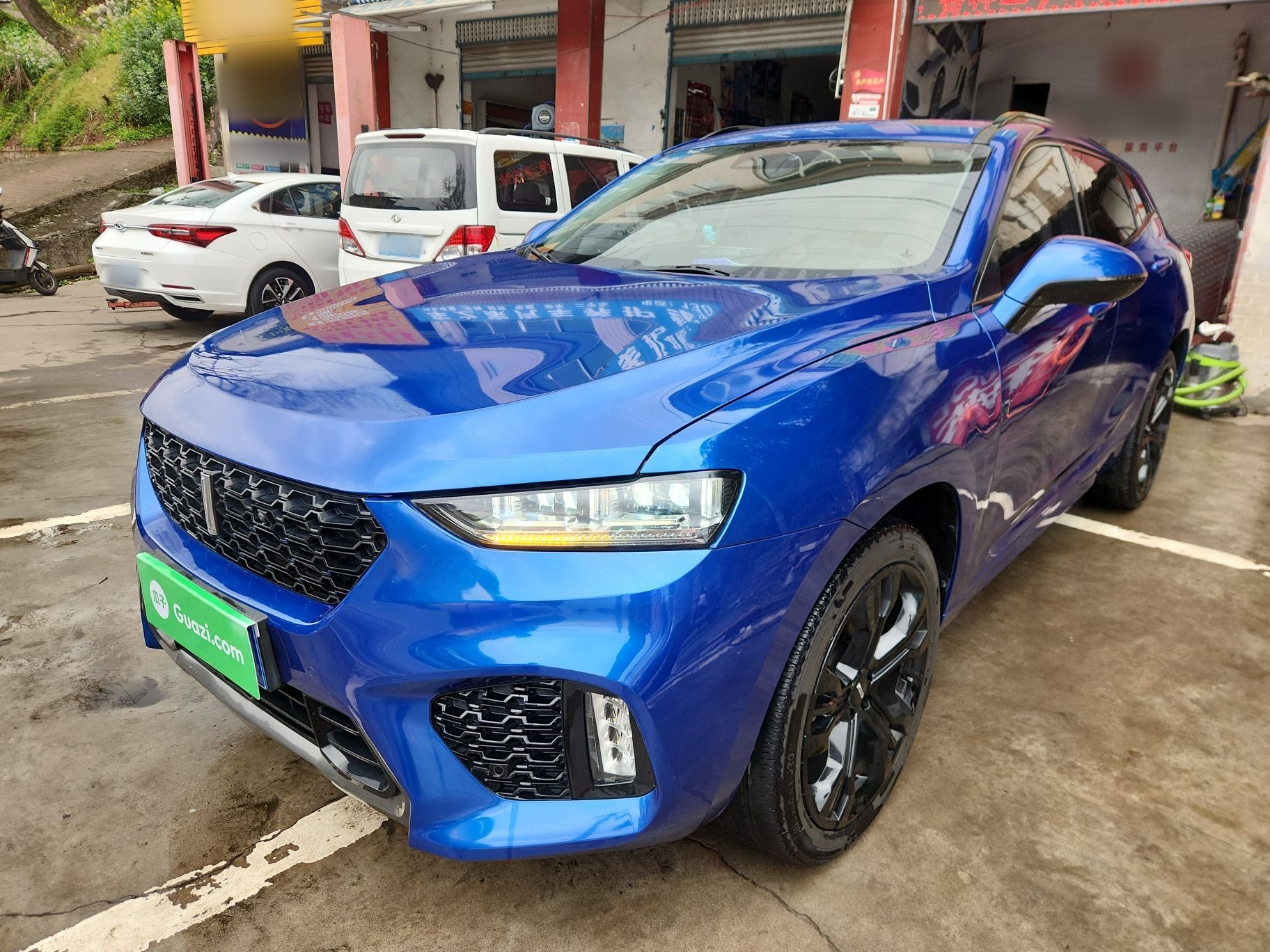 تحت مقدمة السيارة