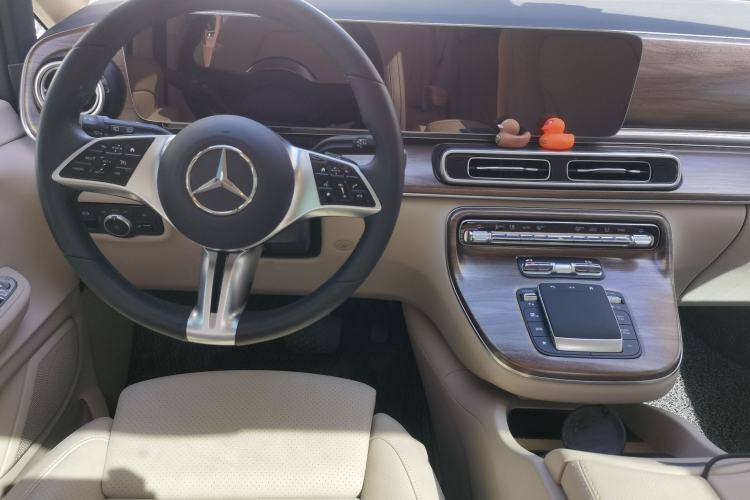 Used Mercedes-Benz V-Class 2024 V 300 Pilot Edition Center Console