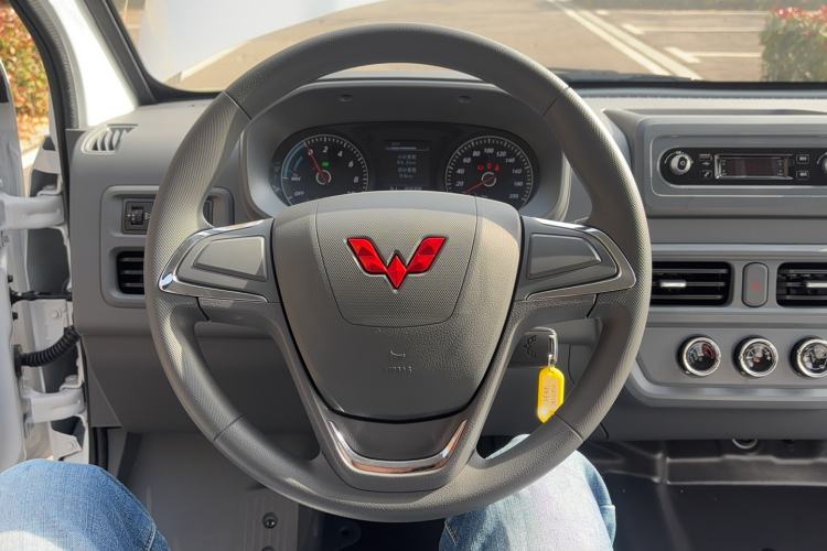 Used Wuling Yangguang 2024 300KM Comfort Version Passenger Van 75kW
