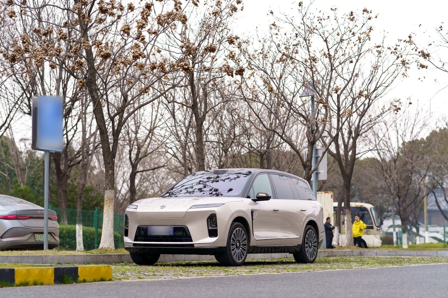 Под передней частью автомобиля