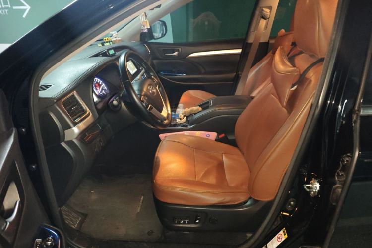 Used Toyota Highlander 2015 2.0T Two-Wheel Drive Luxury Edition 7 Seats Left Front Seat