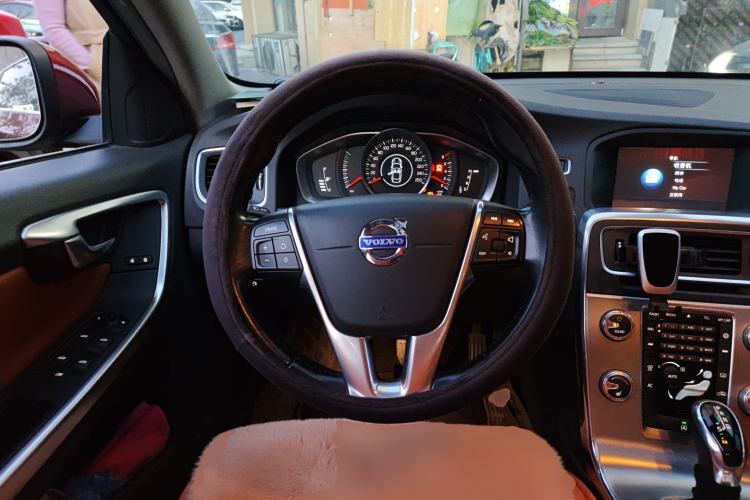 Used Volvo S60 2015 S60L 2.0T Zhiyuan Edition
