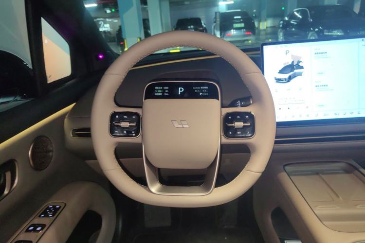 Used Li Auto i6 2025 Model Four-Wheel-Drive Standard Type
