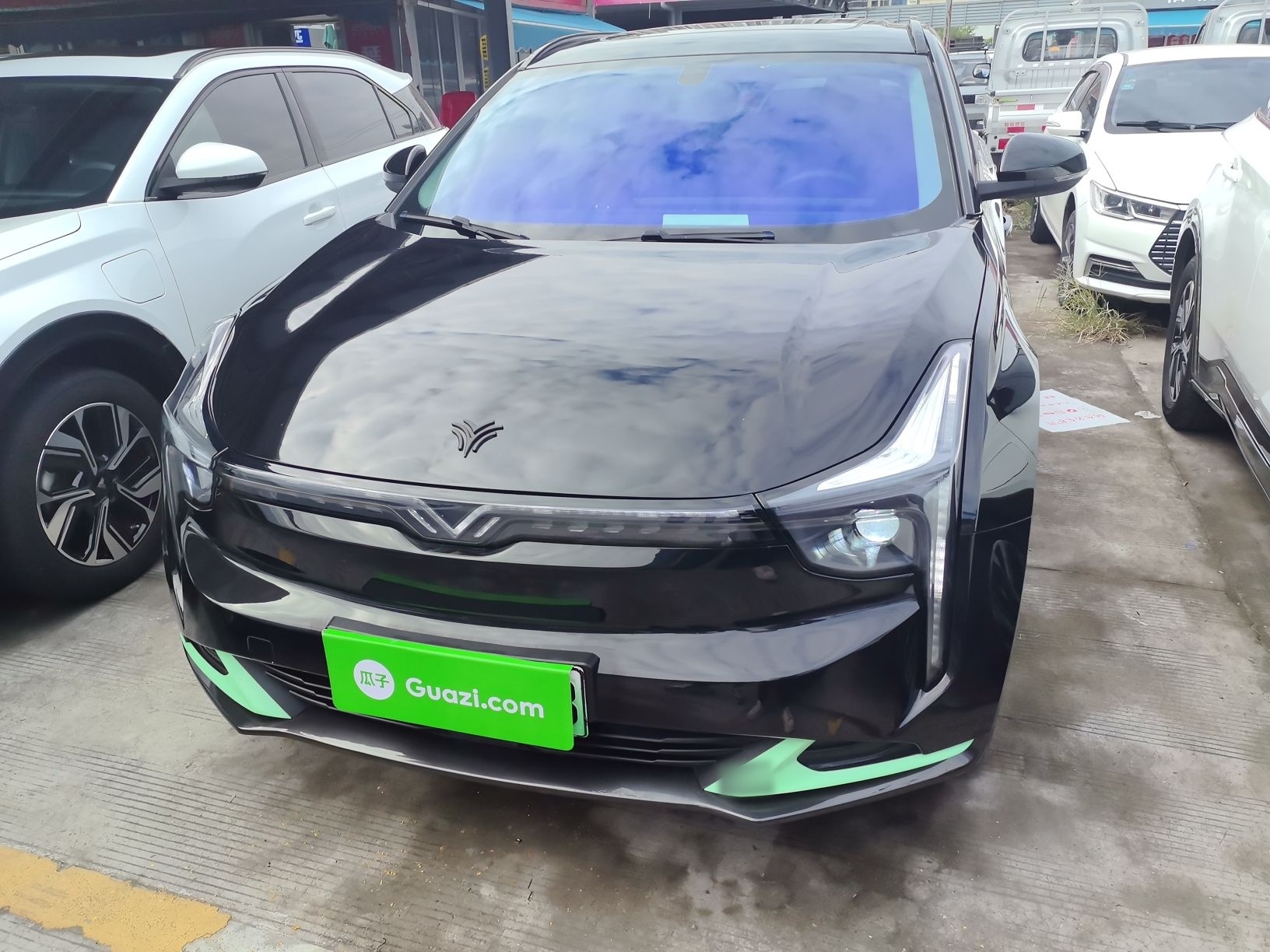 Под передней частью автомобиля