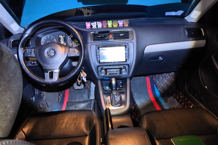 Used Volkswagen Sagitar 2014 Revised Version 1.4TSI Automatic Luxury Edition Center Console