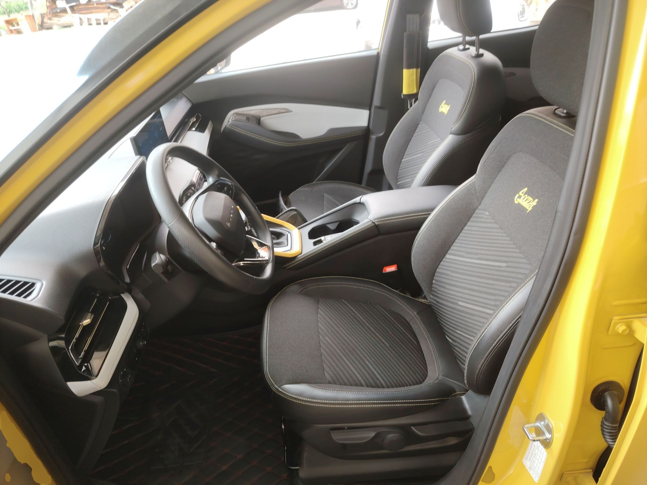 المقاعد الأمامية داخل السيارة