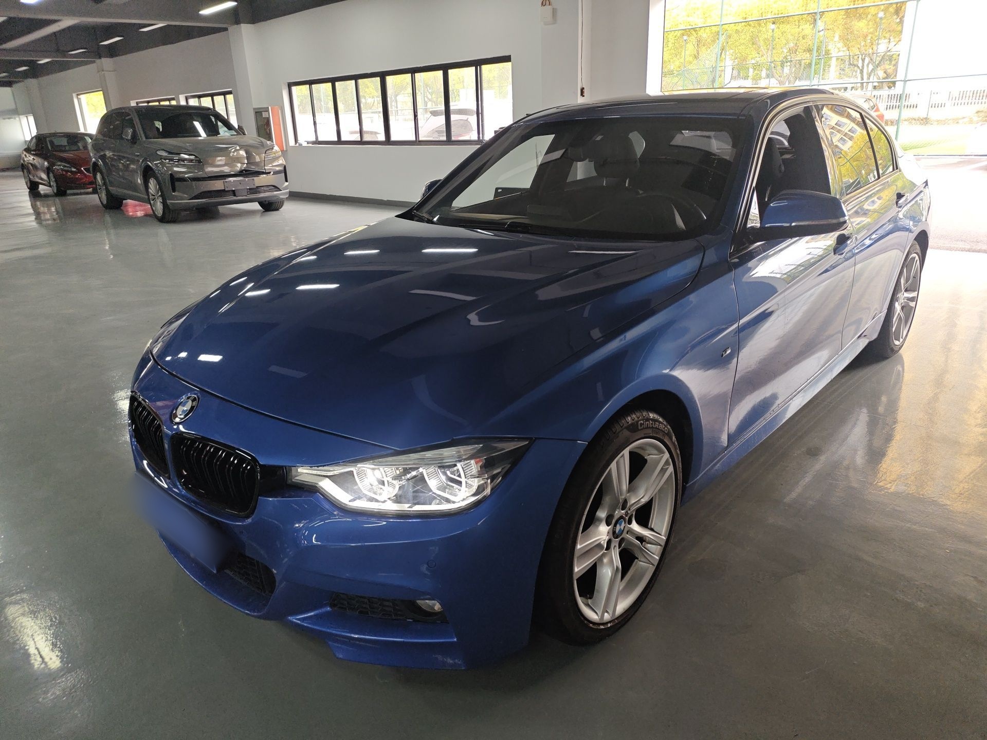 تحت مقدمة السيارة