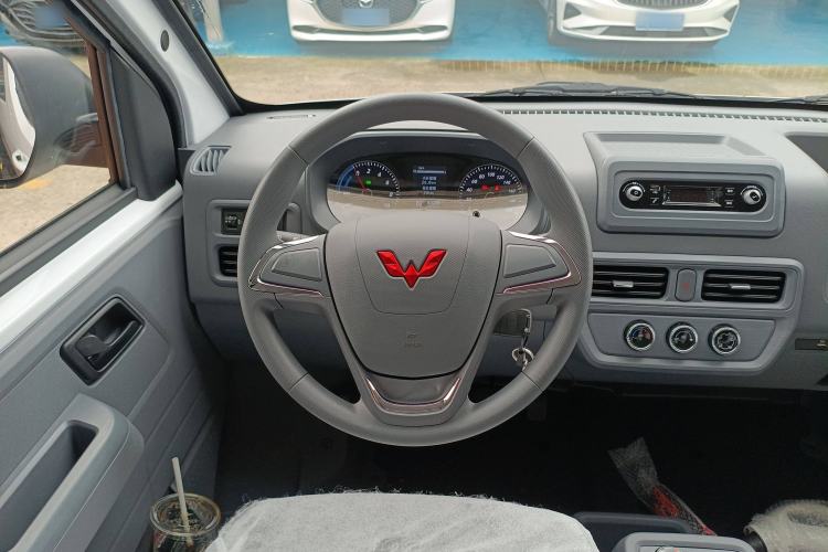 Used Wuling Yangguang 2024 300KM Comfort Version Passenger Van 75kW