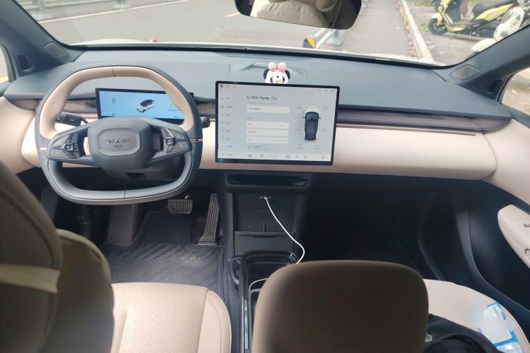 Used Lynk & Co Z20 2026 Model 430km Rear-Wheel Drive Pro Center Console