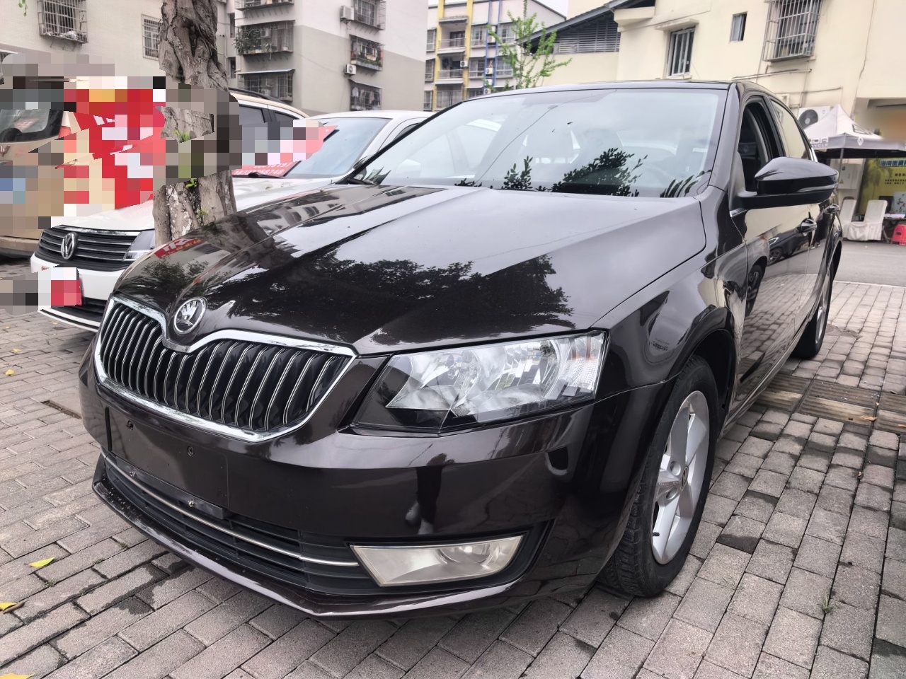 Под передней частью автомобиля