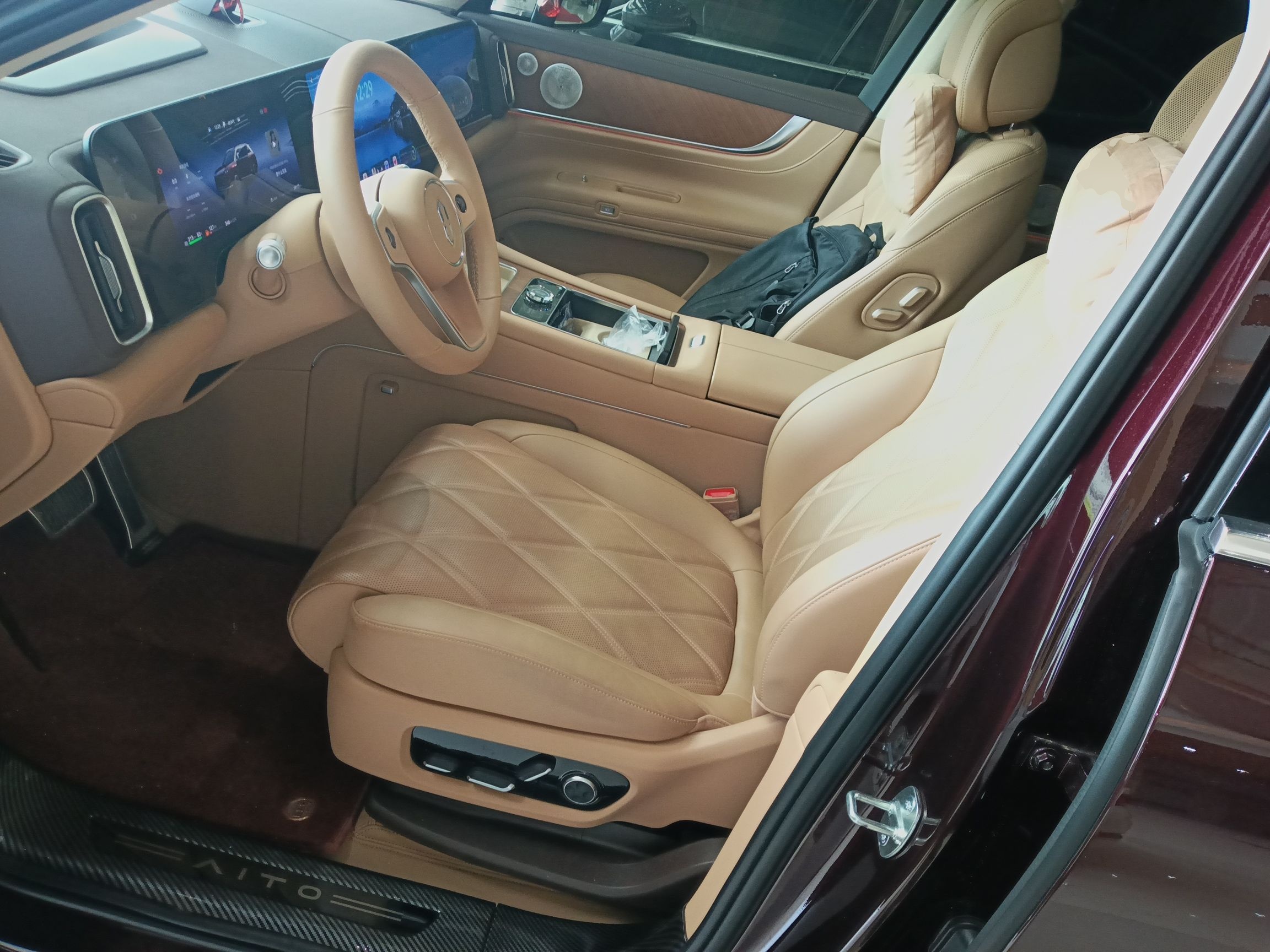 المقاعد الأمامية داخل السيارة