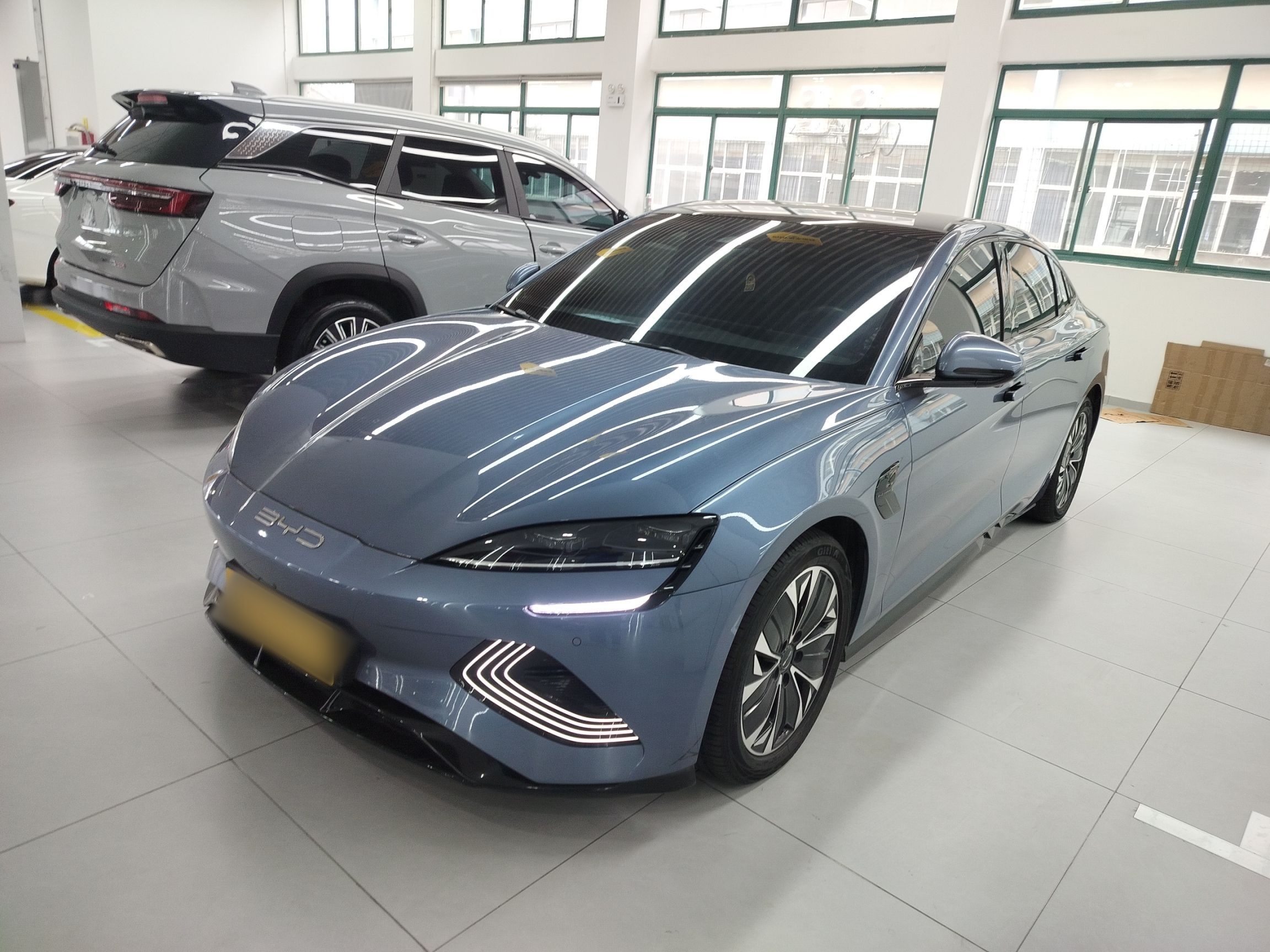 تحت مقدمة السيارة