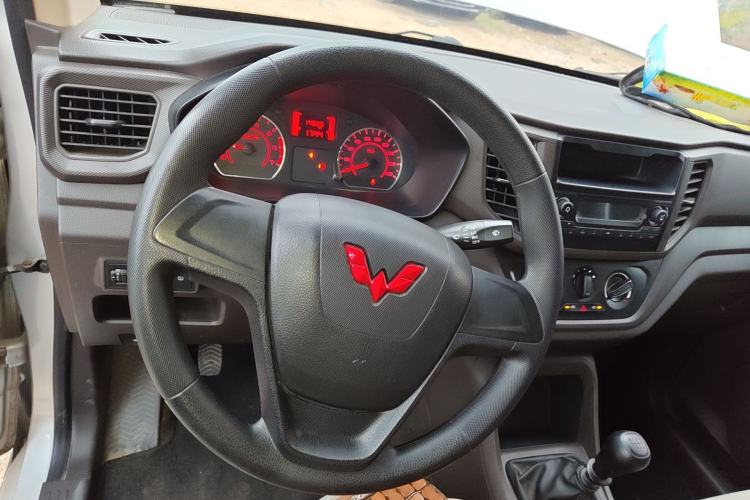 Used Wuling Hongguang V 2022 1.5L Jingqu Edition Electric-Assist LAR Steering Wheel