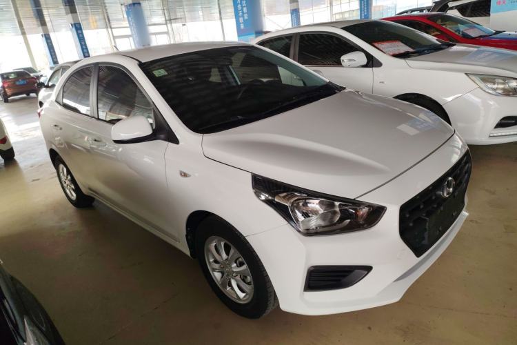 Used Hyundai Verna (older generation) 2020 1.4L Manual GL Refreshed Edition Front Right 45 Deg