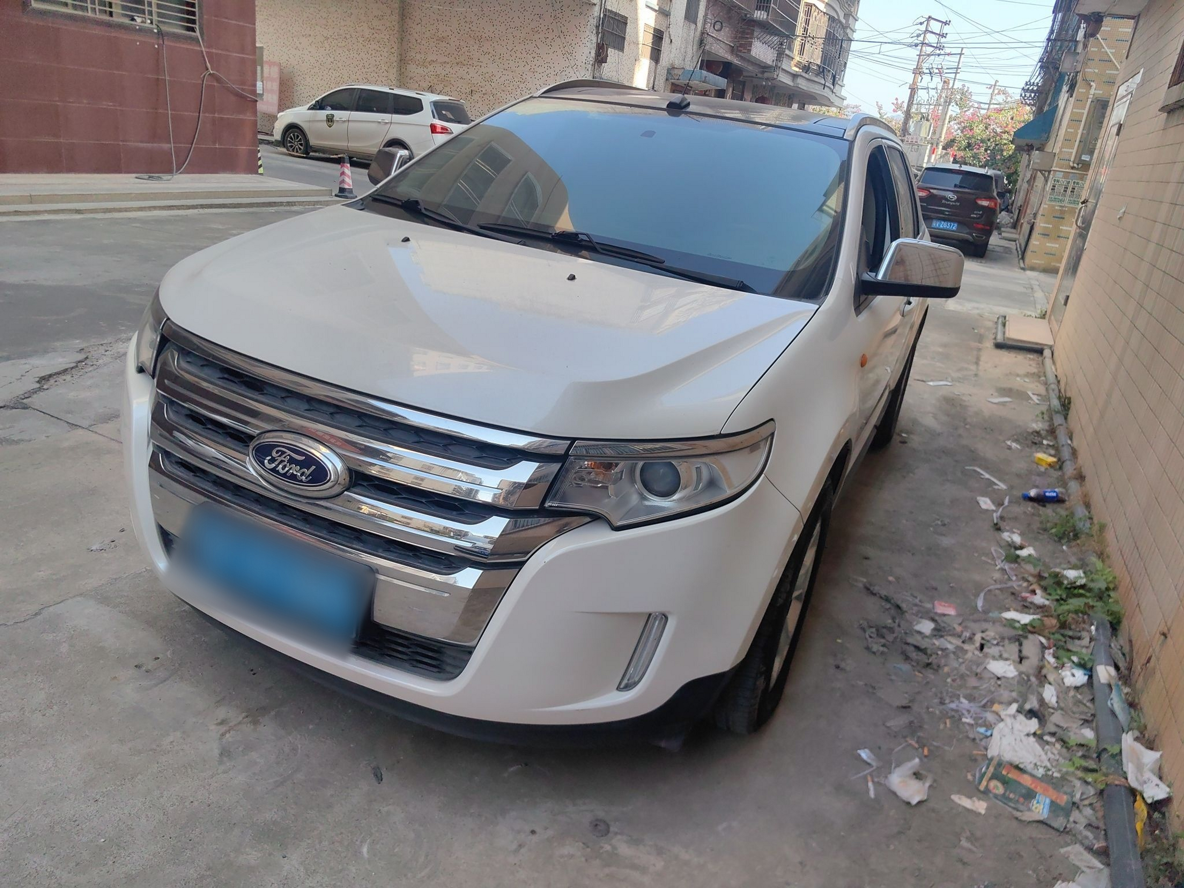 تحت مقدمة السيارة