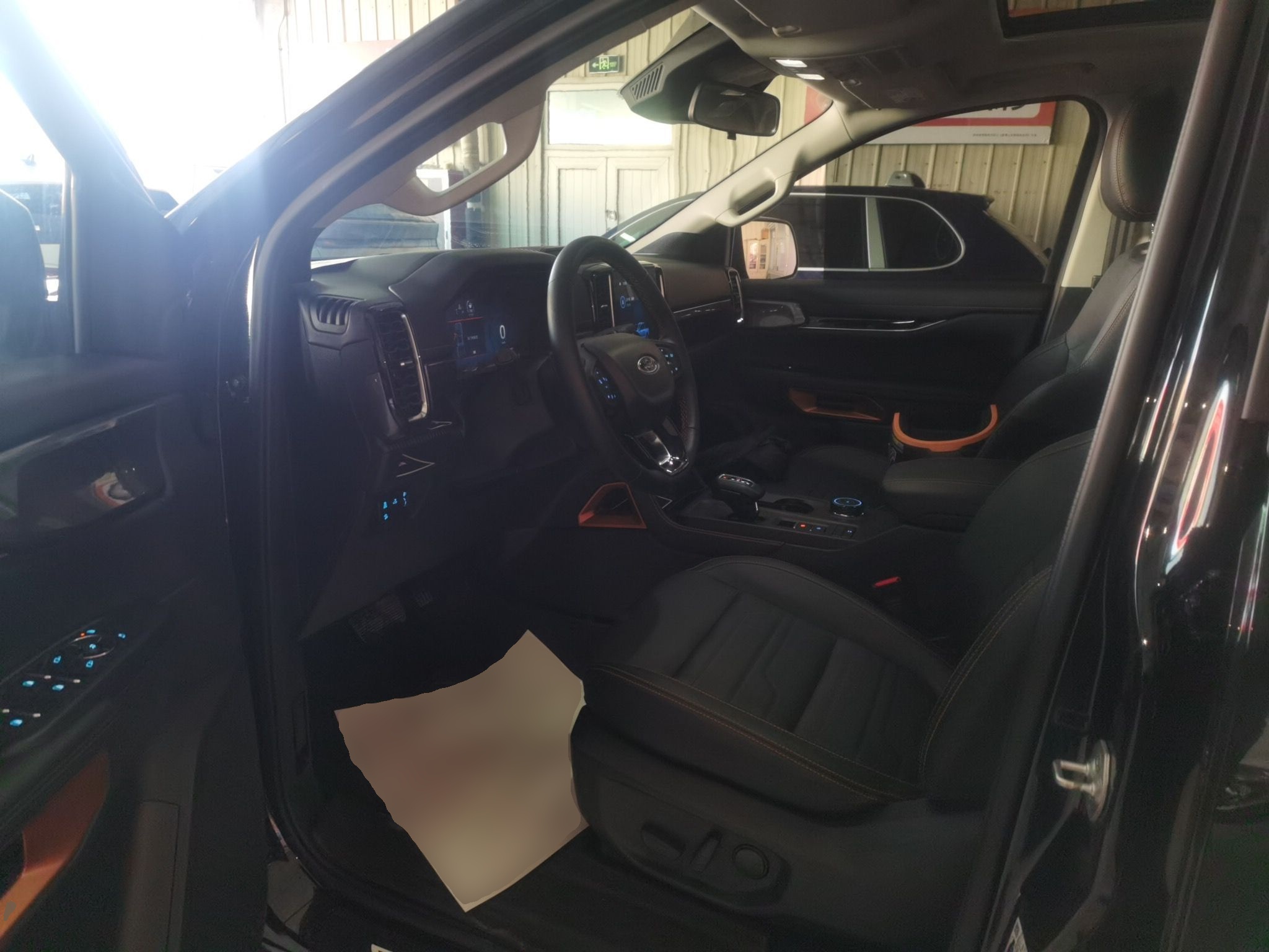 Переднее сиденье в автомобиле