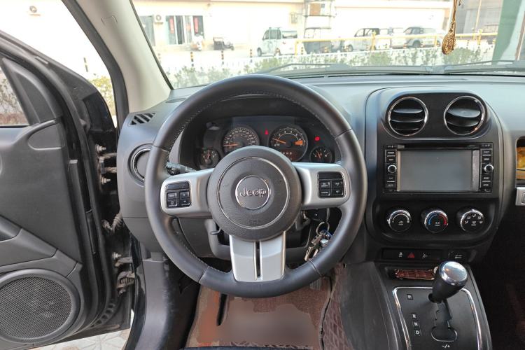 Used Jeep Compass 2013 2.0L two-wheel drive sport version
