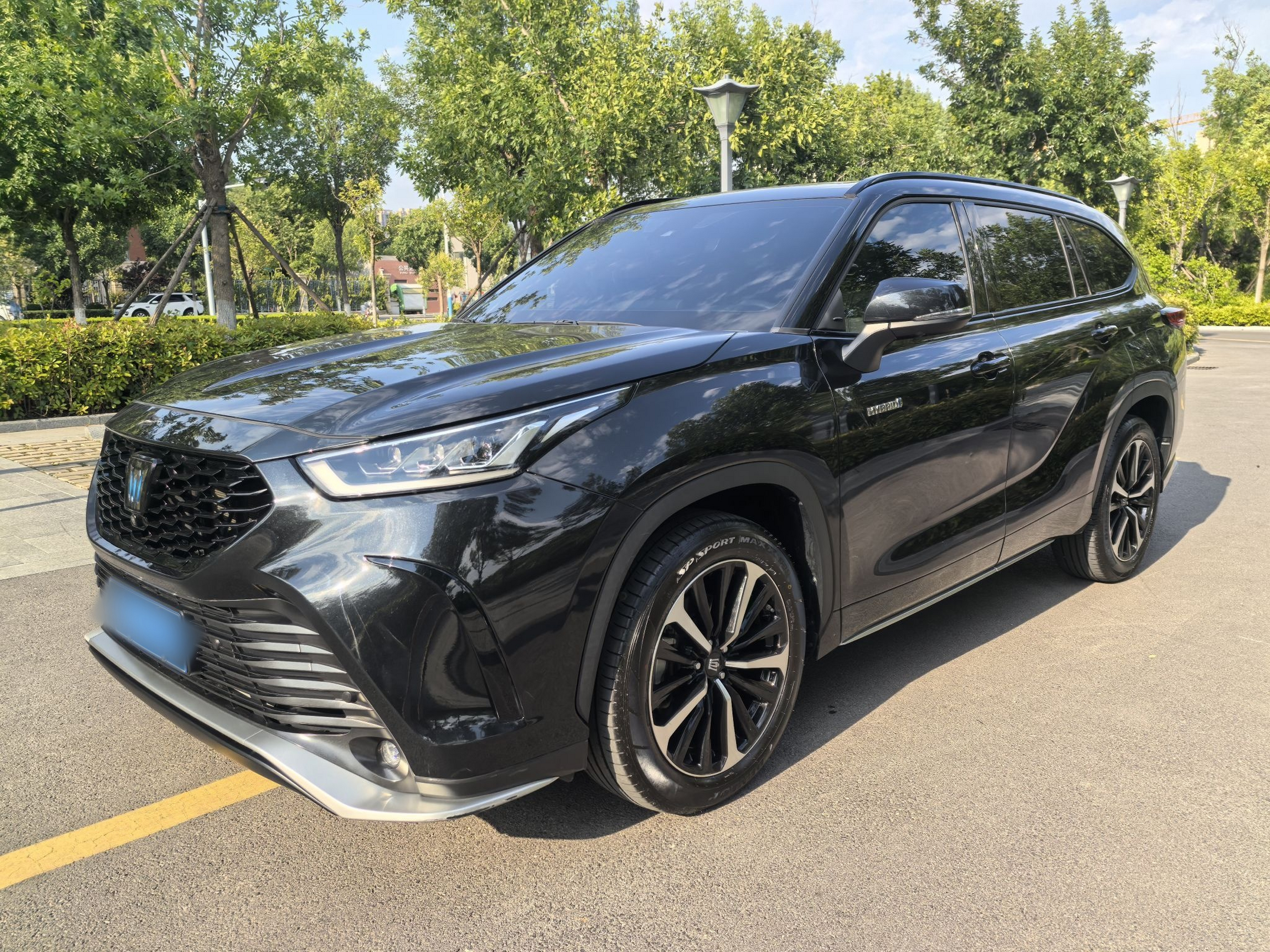 Под передней частью автомобиля