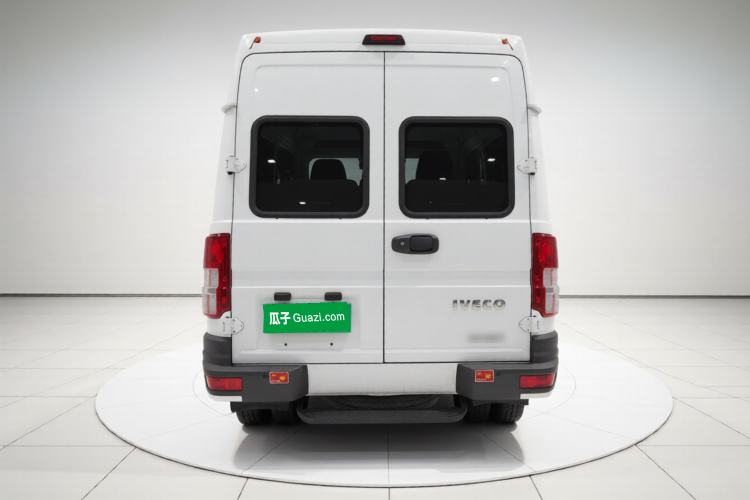 Used Iveco Daily 2021 2.5T A35 M1 Passenger Van 5-9 Seater Short Wheelbase Mid-Roof Design Dual Tires Manual Doors