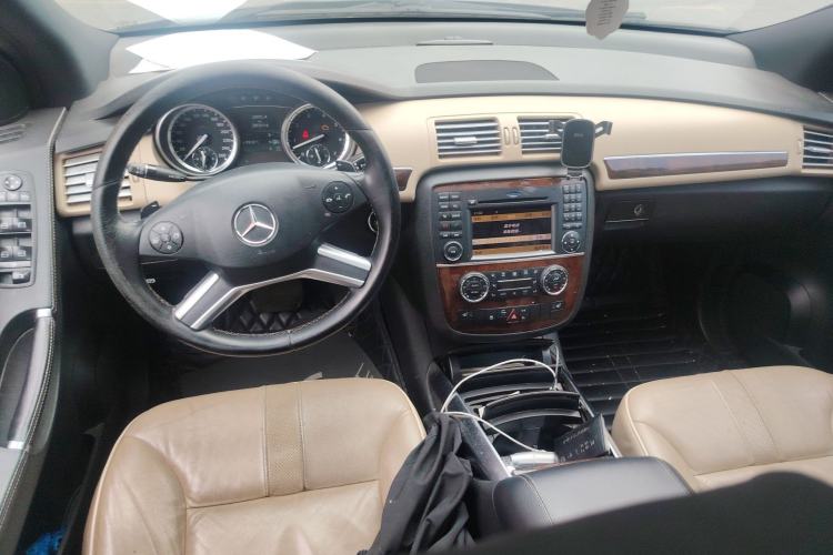 Used Mercedes-Benz R-Class 2011 R 300 L Luxury Model Center Console