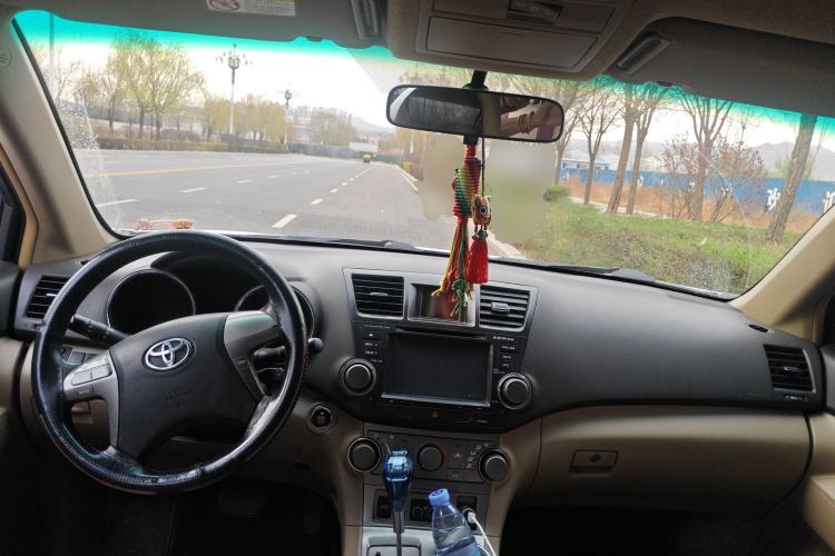 Used Toyota Highlander 2011 2.7L Two-Wheel Drive 5-Seater Sport Edition Center Console