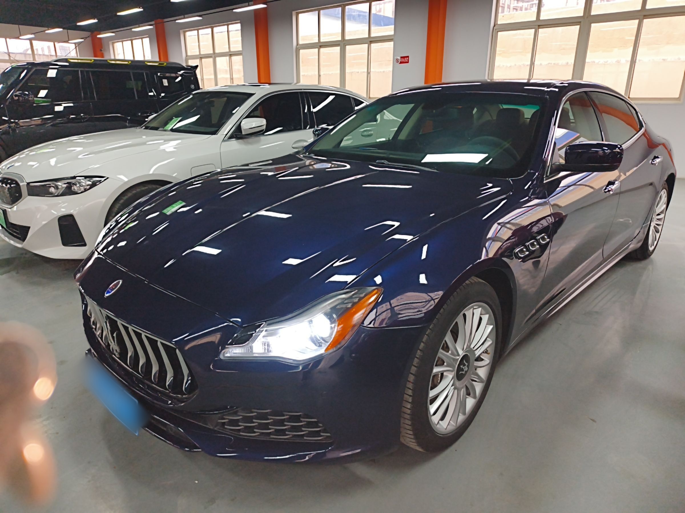 Под передней частью автомобиля