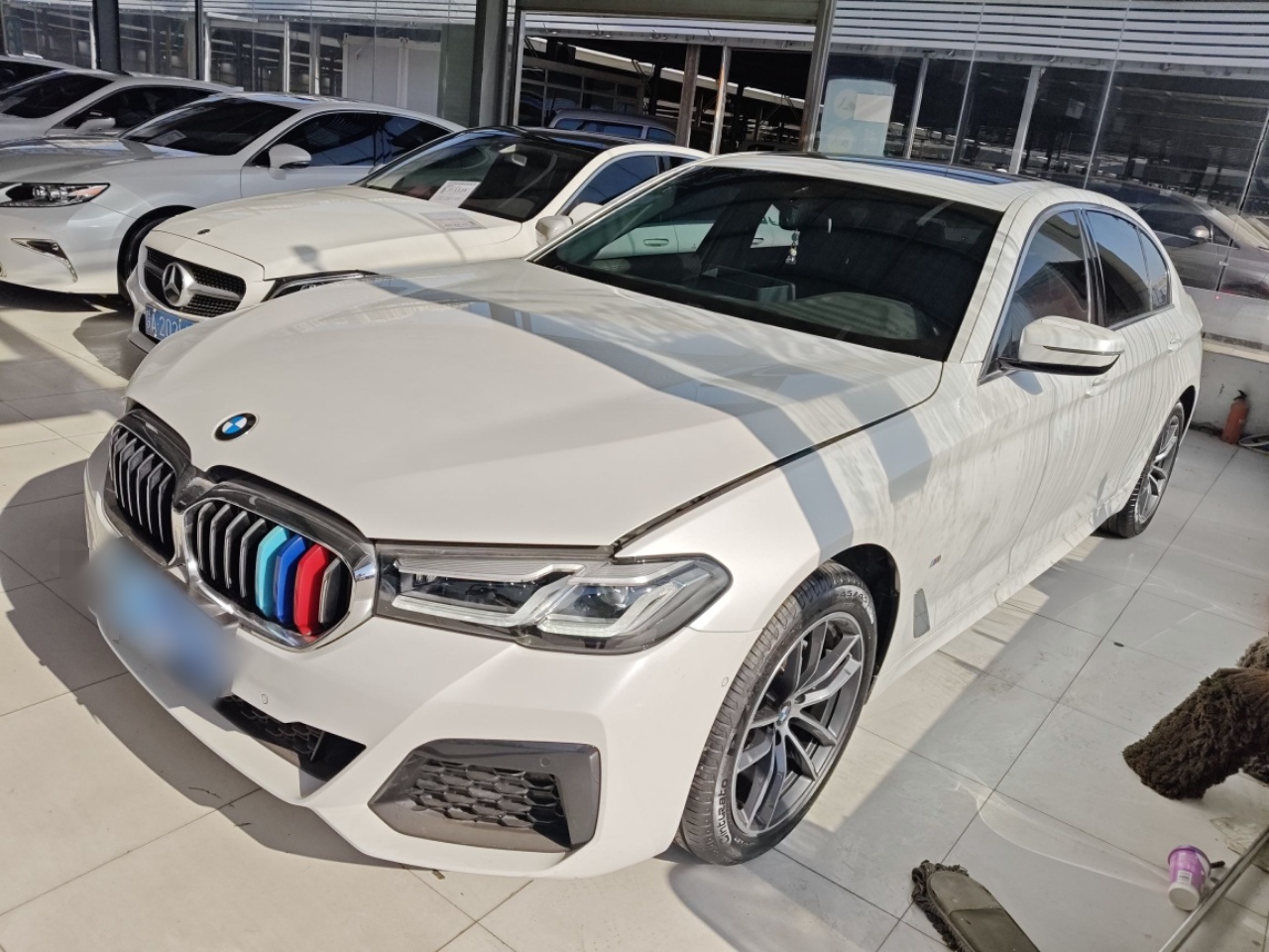 تحت مقدمة السيارة